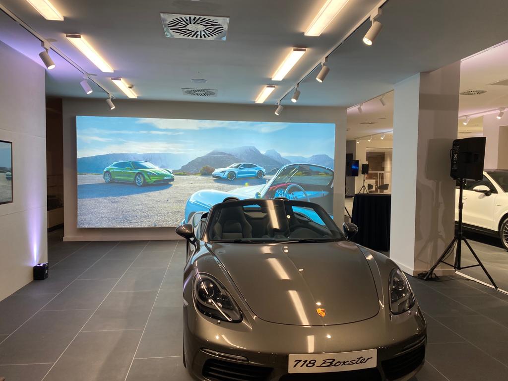 Centro Porsche Satellite exposición