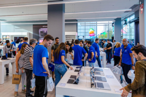 clientrs durante la inaguraxion de Rossellimac Caleido Apple Distribuidor Autorizado